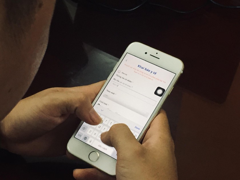 Người dùng điện thoại thông minh phải được cài đặt Bluezone và khai báo y tế điện tử bằng QR – Code.