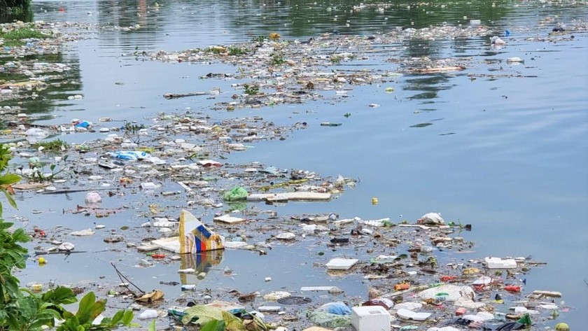 Rác thải sinh hoạt, rác thải từ các nhà máy và khu dân cư thuộc địa bàn các phường Long Bình, An Bình, Bình Đa theo các dòng suối tuồn trực tiếp ra sông Đồng Nai mỗi khi trời mưa. 