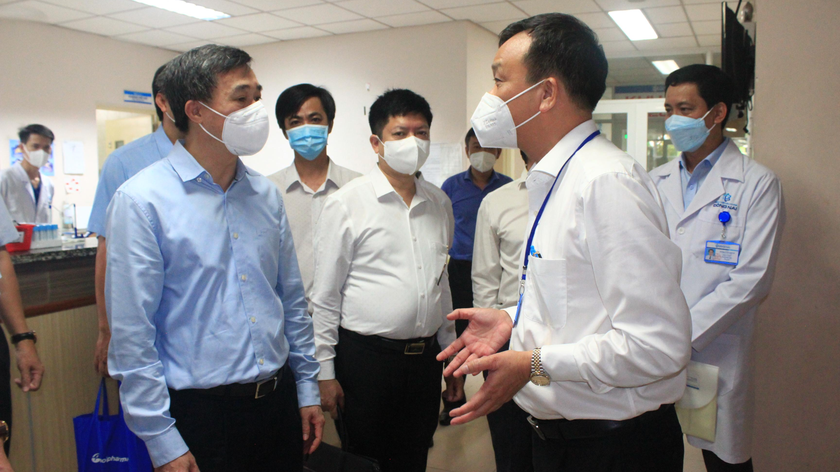 Thứ trưởng Bộ Y tế Trần Văn Thuấn kiểm tra công tác chuẩn bị Trung tâm Hồi sức Tích cực Bệnh nhân nhiễm COVID-19 nặng tại BVĐK Đồng Nai.