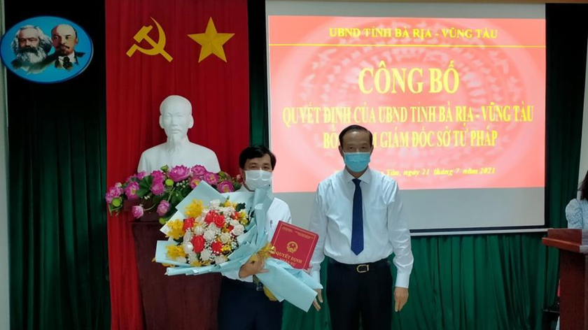 Đồng chí Nguyễn Văn Thọ, Phó Bí thư Tỉnh ủy, Chủ tịch UBND (bên phải) tỉnh trao Quyết định và tặng hoa chúc mừng Đồng chí Dương Minh Tuấn (bên trái).
