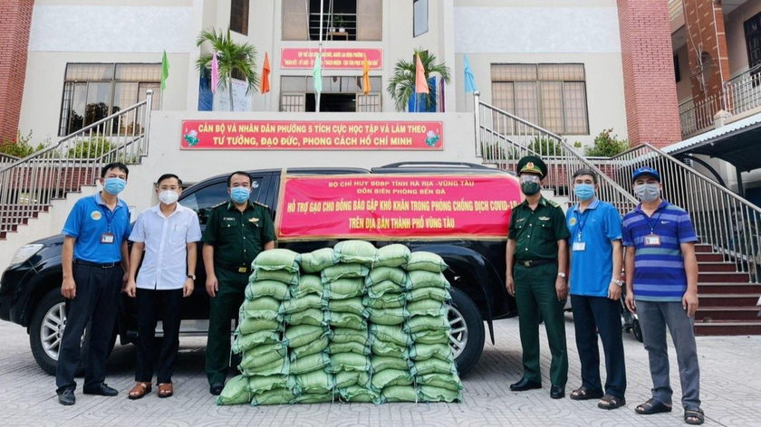 Lãnh đạo Đồn Biên phòng Bến Đá, BĐBP Bà Rịa - Vũng Tàu trao tặng gạo cho đại diện phường 5, TP Vũng tàu.