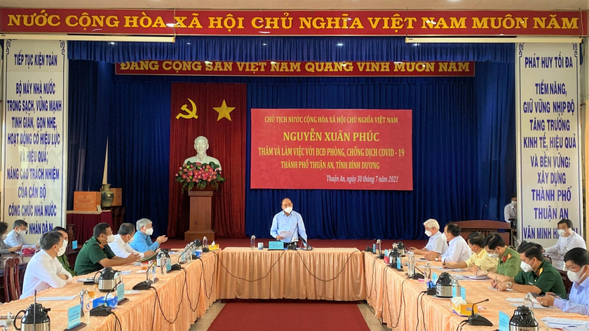 Chủ tịch nước Nguyễn Xuân Phúc phát biểu chỉ đạo tại buổi làm việc và kiểm tra công tác phòng, chống dịch COVID-19 ở TP Thuận An.