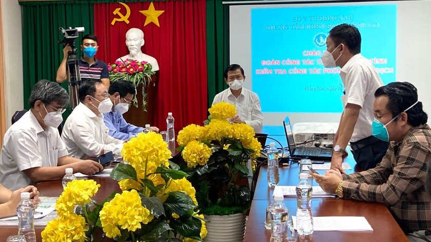 Bí thư Tỉnh ủy Nguyễn Hồng Lĩnh kiểm tra công tác phòng chống dịch COVID-19 tại CDC Đồng Nai. 