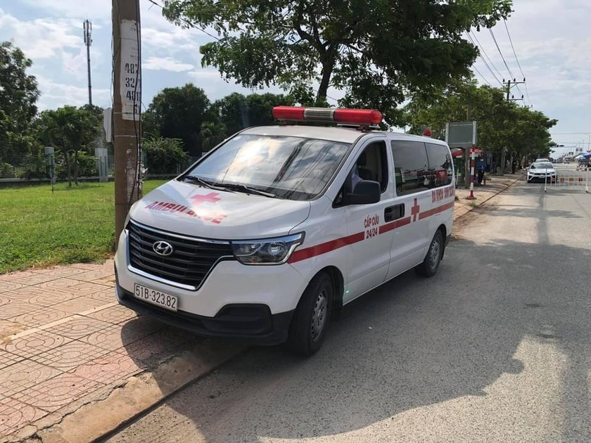 Xe cấp cứu chở người dương tính SARS-CoV-2 từ TP HCM về Bà Rịa – Vũng Tàu.