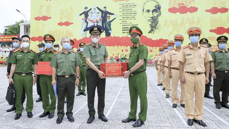 Thứ trưởng Lê Quốc Hùng tặng quà cho lực lượng tuyến đầu chống dịch của Công an tỉnh Đồng Nai. Ảnh: CA