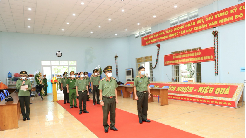Đại diện lực lượng chức năng và nhà trường đến viếng, động viên, chia sẻ sự mất mát với Lê Hoài Bảo.