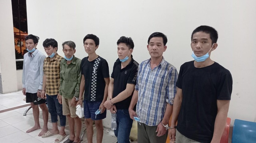 Các đối tượng bị tạm giữ để điều tra về hành vi trộm cắp cáp điện ngầm tại Dự án khu dân cư Long Thọ - Phước An. 