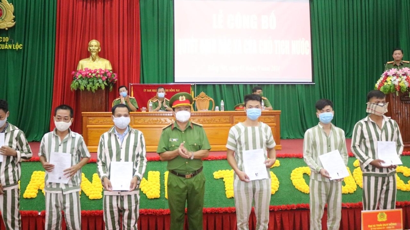 Các phạm nhân ở Trại giam Xuân Lộc nhận quyết định đặc xá. 
