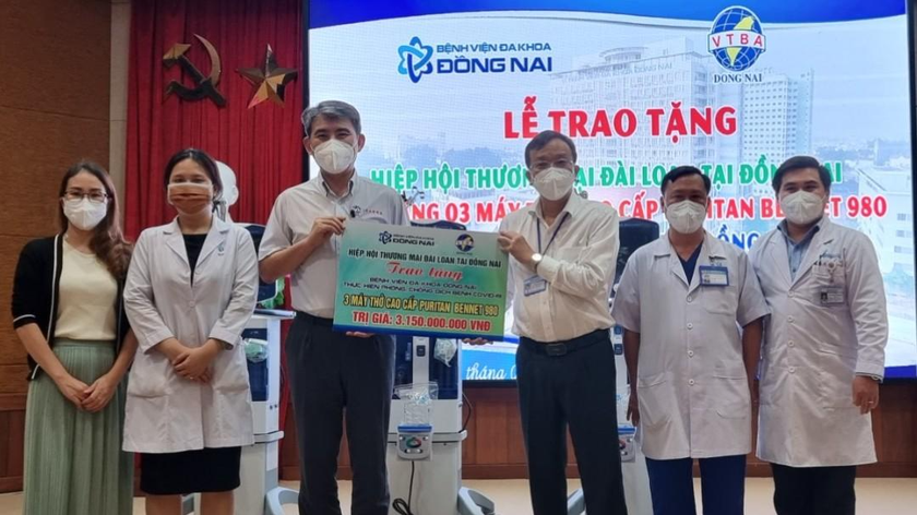 Hiệp hội Thương mại Đài Loan (Trung Quốc) tại Đồng Nai trao tặng 03 máy thở cao cấp PURITAN BENNET 980 trị giá 3.150.000.000 đồng cho Bệnh viện Đa khoa Đồng Nai.