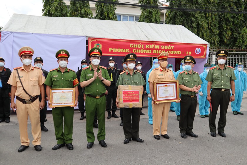 Công an tỉnh Đồng Nai nhận bằng khen của Thủ tướng Chính phủ trong công tác phòng chống dịch COVID-19.