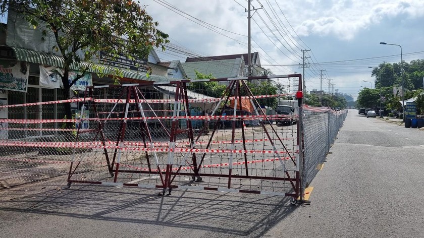 Lãnh đạo thị trấn Trảng Bom lại dựng một hàng rào B40 giữa tim đường để phòng dịch.