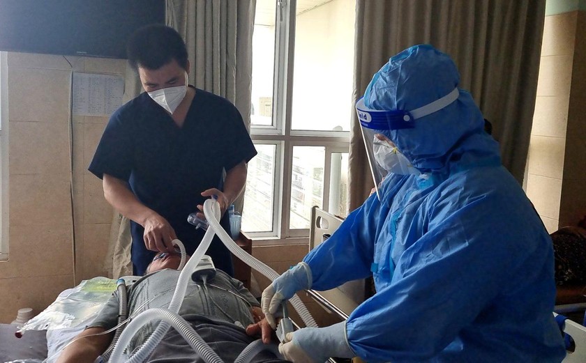 Bác sĩ Đinh Văn Linh, một F0 đang tích cực điều trị cho các bệnh nhân COVID – 19.