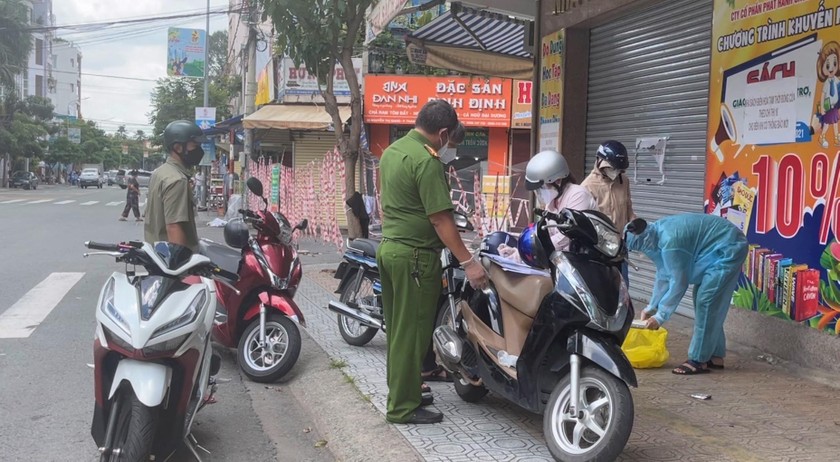 Lực lượng chức năng phường Thanh Bình tích cực tổ chức thu gom, test nhanh đối tượng lang thang, ăn xin trên địa bàn.