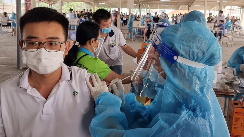  2.000 công nhân Công ty CP Taekwang Vina Industrial, KCN Biên Hòa II (Đồng Nai) được tiêm mũi 2 vắc xin ngừa Covid – 19
