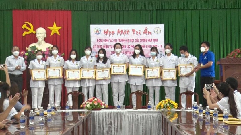 Đại diện huyện Nhơn Trạch trao giấy khen cho cán bộ, Y, bác sỹ của trường Đại học Điều dưỡng Nam Định.