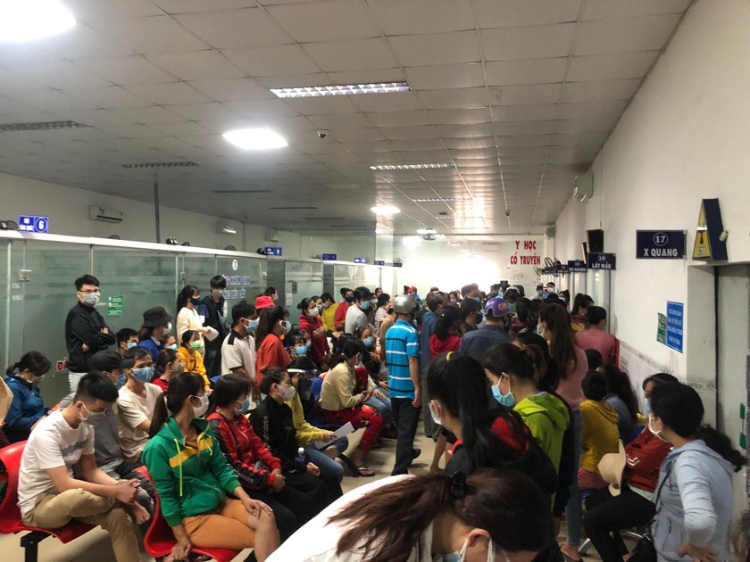 Hình ảnh cả trăm người dân chen nhau làm thủ tục test nhanh COVID-19 tại một phòng khám trên địa bàn tình Đổng Nai.