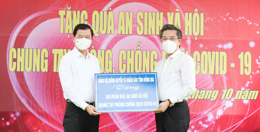 BÍ thư Tỉnh ủy Đồng Nai Nguyễn Hồng Lĩnh thăm tặng quà cho huyện Long Thành.