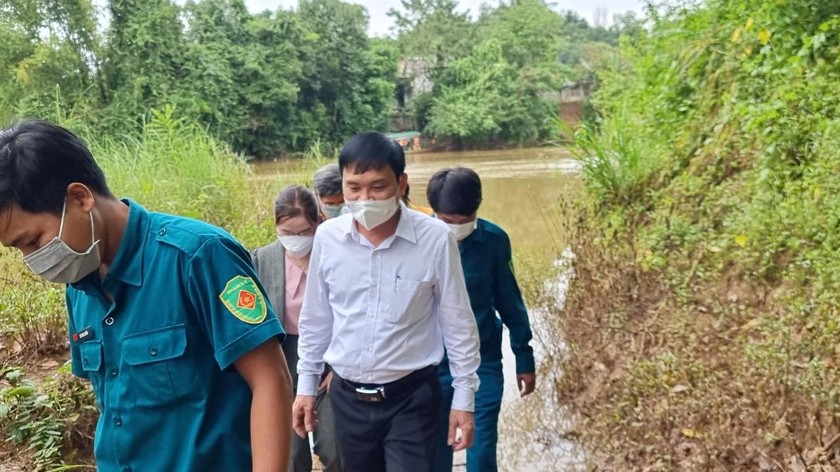 Chủ tịch UBND huyện Cát Tiên Nguyễn Hoàng Phúc kiểm tra chốt phụ ven sông Đồng Nai