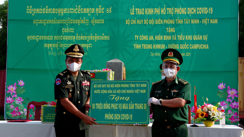  Đại tá Lê Hồng Vương- Chỉ huy trưởng BĐBP trao Bảng tượng trưng 50 triệu cho Trung tướng Eat Bun Thuon- Chỉ huy trưởng Tiểu khu Quân sự tỉnh Tbong Khmum- Campuchia. Ảnh: BĐBP