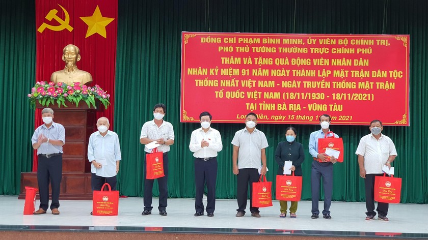 Phó Thủ tướng Thường trực Phạm Bình Minh trao quà cho 7 hộ gia đình tiêu biểu, có thành tích xuất sắc