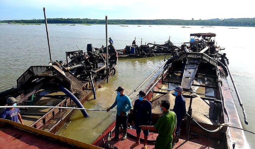 Công an tỉnh Tây Ninh bắt quả tang các tàu khai thác trái phép - Ảnh: Công an Tây Ninh cung cấp.