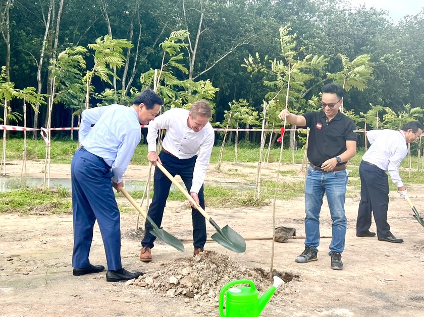 Phó Thủ tướng Lê Minh Khái trồng cây tại nhà máy LEGO