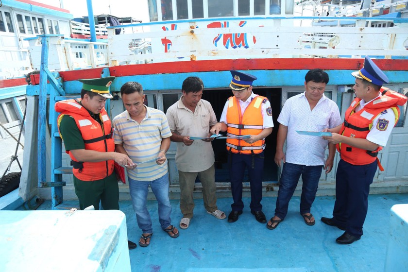 Bộ Tư lệnh Vùng Cảnh sát biển 3 đồng hành với ngư dân dân huyện đảo Phú Quý