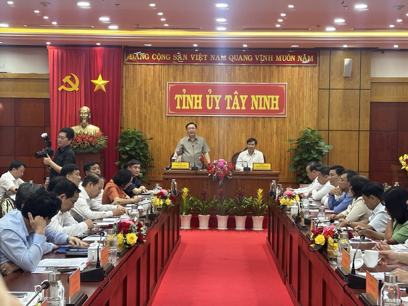 Chủ tịch Quốc hội Vương Đình Huệ cùng đoàn công tác đã có buổi làm việc với Ban Thường vụ Tỉnh ủy Tây Ninh.