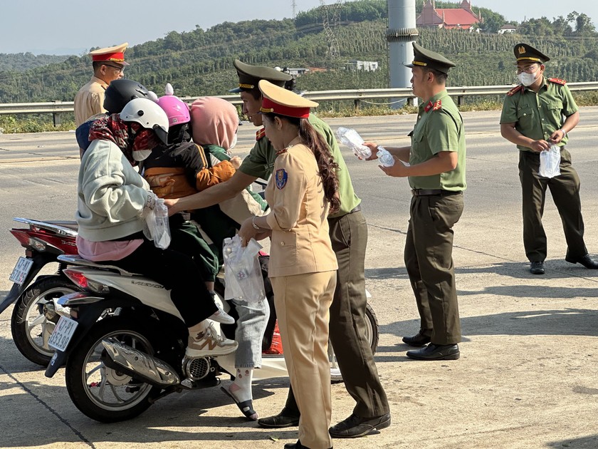 CSGT Đắk Nông hỗ trợ người dân về quê đón Tết
