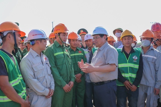 Thủ tướng động viên các cán bộ, kỹ sư tại dự án đường cao tốc Biên Hòa - Vũng Tàu