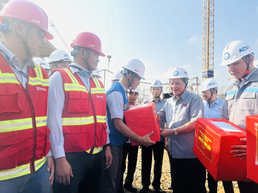 Phó chủ tịch QH Nguyễn Đức Hải tặng quà động viên các đơn vị thi công dự án Sân bay Long Thành. (Ảnh Thiên Phúc)