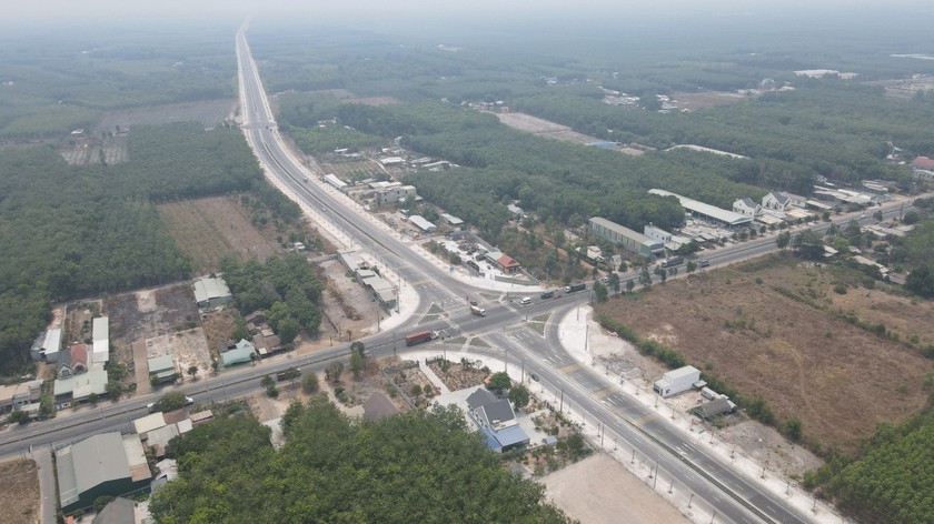 Nút giao QL 13 với tuyến đường từ Tân Long đến Lai Uyên vào KCN Bàu Bàng vừa mới được khánh thành đưa vào sử dụng thuộc tuyến đường Tạo lực Bắc Tân Uyên - Phú Giáo - Bàu Bàng.