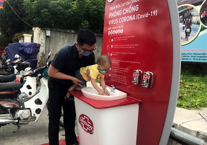 Người dân TP Điện Biên Phủ rửa tay tại Trạm rửa tay dã chiến. Ảnh: Đức Huy