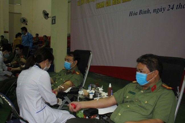 Cán bộ, chiến sĩ Công an tỉnh Hòa Bình tham gia hiến máu tình nguyện.