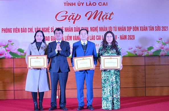 ​Bí thư Tỉnh ủy Đặng Xuân Phong tặng Bằng khen cho các tập thể có thành tích xuất sắc trong công tác tuyên truyền và tham dự Giải Búa liềm vàng tỉnh Lào Cai lần thứ V – năm 2020. Ảnh: Lệ Hằng