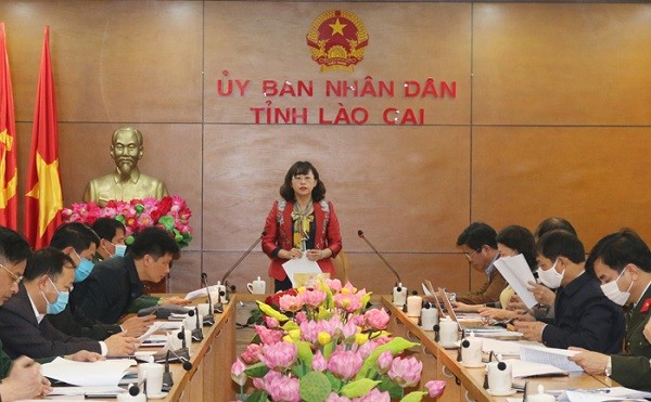Phó Chủ tịch UBND tỉnh Giàng Thị Dung, phát biểu chỉ đạo công tác phòng dịch Covid-19 của Lào Cai. Ảnh: Thảo Châu 