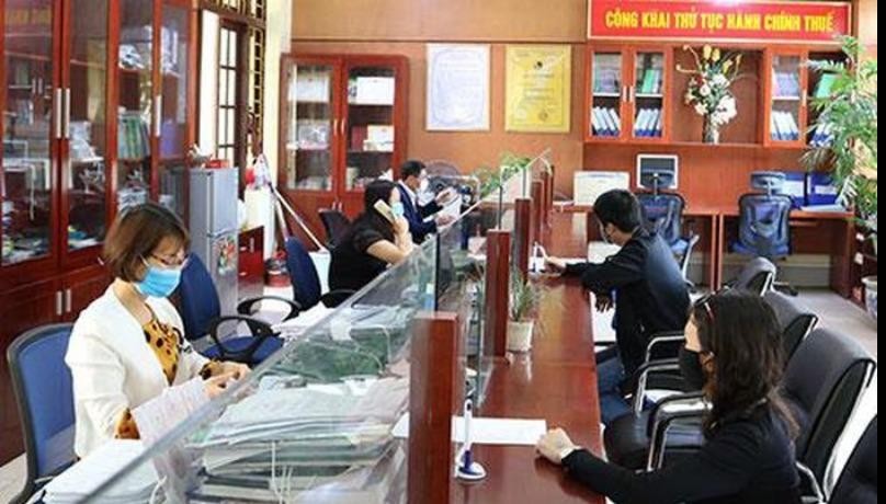 Doanh nghiệp nộp hồ sơ khai thuế tại Cục Thuế Lào Cai. Ảnh: Đỗ Lâm 