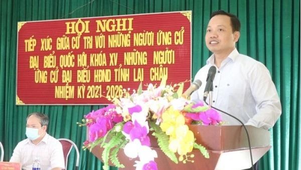 Ông Trần Tiến Dũng – Phó Bí thư Tỉnh ủy, Chủ tịch UBND tỉnh Lai Châu trình bày chương trình hành động tại xã Mường Tè. Ảnh: ĐL