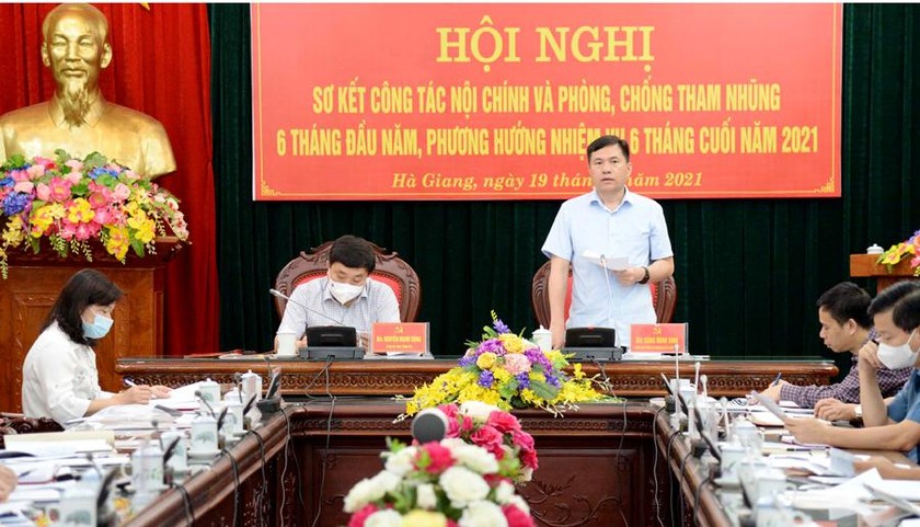 Trưởng ban Nội chính Tỉnh ủy Sùng Minh Sinh báo cáo công tác Nội chính 6 tháng đầu năm. Ảnh TL.