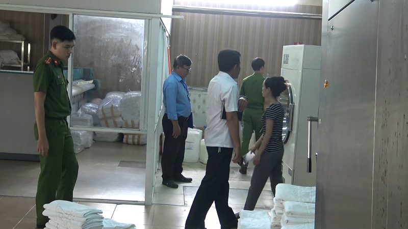 Đà Nẵng: Cơ sở giặt ủi dùng hóa chất độc hại, xả thải ra môi trường