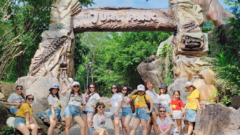 Du khách chụp ảnh lưu niệm tại Khu du lịch Công viên suối khoáng nóng  Núi Thần Tài – Đà Nẵng