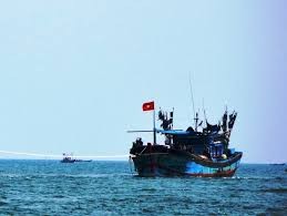 Quảng Nam: Lai dắt tàu câu mực bị hỏng máy trên biển vào bờ an toàn