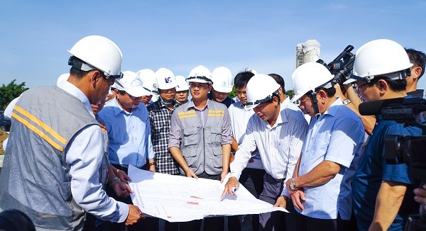 Chủ tịch UBND tỉnh Quảng Ngãi kiểm tra tiến độ thi công công trình cầu Cổ Lũy