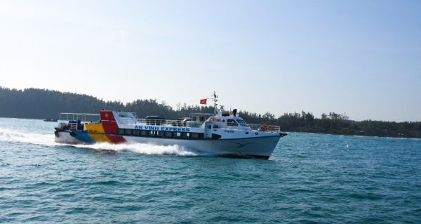 Dừng hoạt động tàu thuyền ra vào đảo Lý Sơn