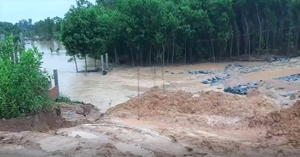 Vỡ đập chứa 800.000 m3 nước ở Quảng Nam, hạ du nguy hiểm