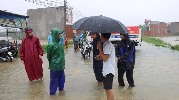 Quảng Nam: Tìm thấy thi thể của hai vợ chồng bị nước lũ cuốn trôi, còn hai người mất tích