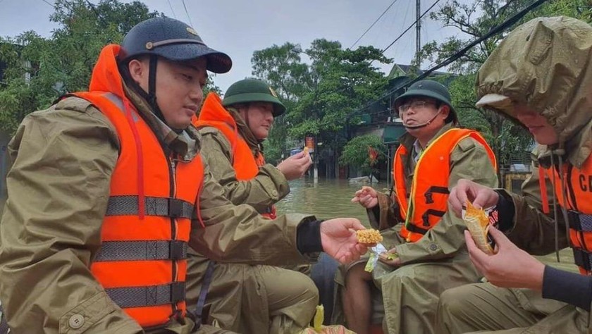 Bữa ăn vội bằng mỳ tôm sống của các chiến sỹ Công an TP Hà Tĩnh  trên đường đi làm nhiệm vụ cứu hộ người dân vùng lũ. 