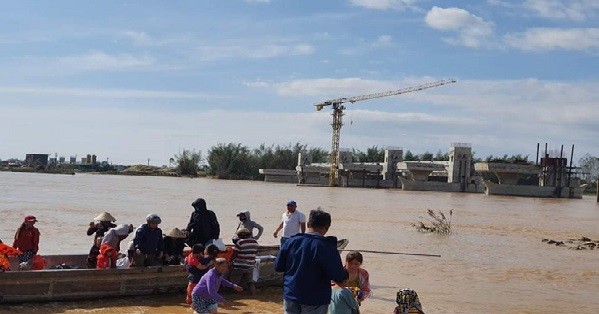 Giải cứu thành công 38 công nhân 'mắc kẹt' trên Sông Trà 