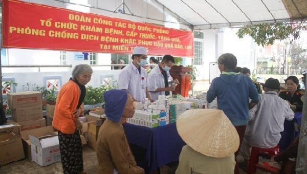 Bộ Quốc phòng khám bệnh, phát thuốc và tặng quà cho người dân tỉnh Quảng Ngãi