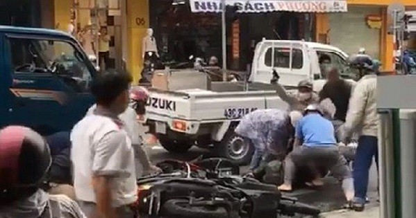 Các trinh sát thuộc Phòng Cảnh sát hình sự Công an thành phố Đà Nẵng nổ súng chỉ thiên để trấn áp 2 tên tội phạm giữa phố, Ảnh cắt từ clip